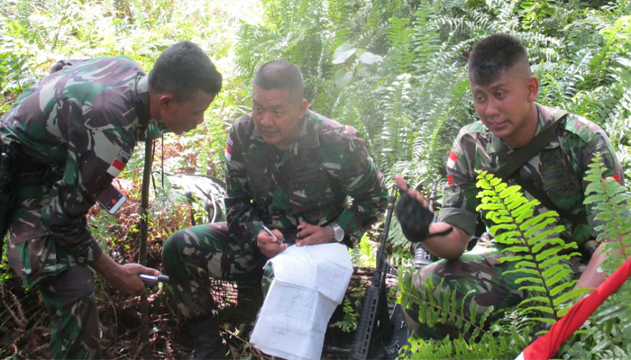 Satgas Pamtas Raider 500 Sikatan Cek Kondisi Patok Batas. (FOTO: NUSANTARANEWS.CO/Puspen Kodam V/Brawijaya)