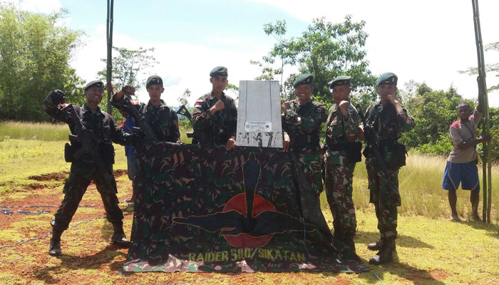 Satgas Pamtas Raider 500 Sikatan Cek Kondisi Patok Batas. (FOTO: NUSANTARANEWS.CO/Puspen Kodam V/Brawijaya)