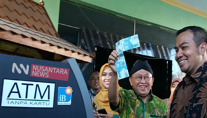 Bupati Sumenep beserta ibu melakukan penarikan di ATM tanpa kartu di BPRS Bhakti Sumenep, didampingi Dirut BPRS Novi Sujatmiko. (FOTO: NUSANTARANEWS.CO/Hamdi)