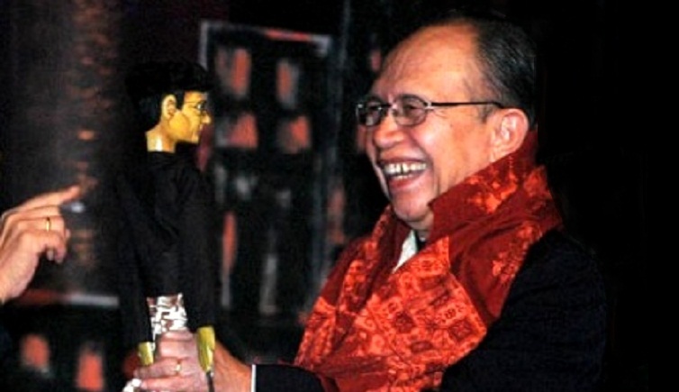 Saini KM menerima wayang golek dari Radhar Panca Dahana di malam penganugerahan Federasi Teater Indonesia 2012 di Taman Budaya, Bandung, Jawa Barat, Rabu (25/1/2012). Saini terpilih menjadi Tokoh Teater Indonesia 2012. (FOTO: TEMPO)