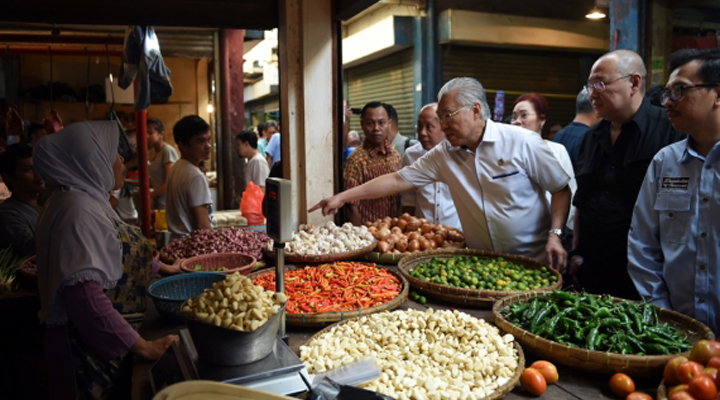 Menteri Perdagangan (Mendag) Enggartiasto Lukita di Pasar Astana Anyar. Di pasar tersebut, harga barang kebutuhan pokok juga relatif stabil dan dipastikan stabil serta terkendali hingga Lebaran. (FOTO: NUSANTARANEWS.CO/HUmas Kemendag)