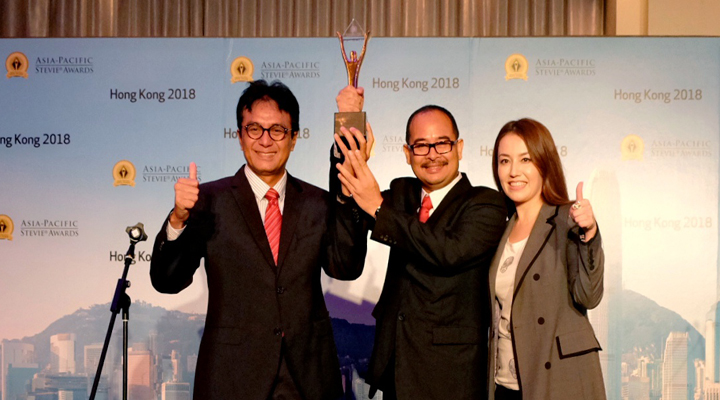 VP Enterprise Parenting Operation Telkom Bagyo Nugroho (tengah) dan EVP Divisi Enterprise Service Telkom Judi Achmadi (kiri) serta Korean Network EBS Host Lisa Kelley (kanan) usai Telkom menerima penghargaan tertinggi Grand Stevie Awards for Organization of the Year 2018 di Hong Kong (1/6). (FOTO: NUSANTARANEWS.CO/Humas Telkom)