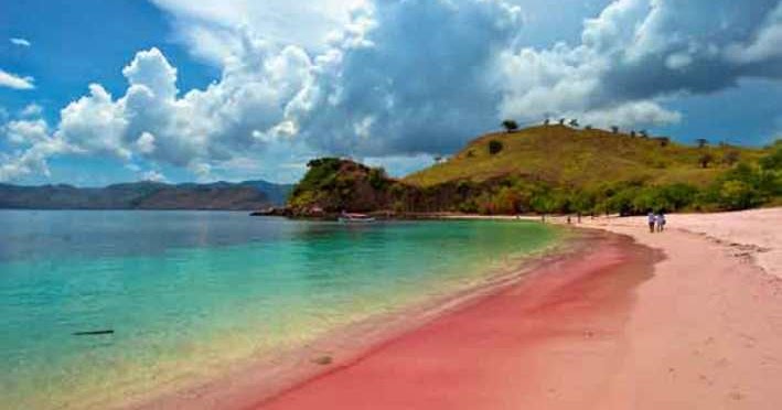 Keindahan Pantai Tiga Warna di Malang