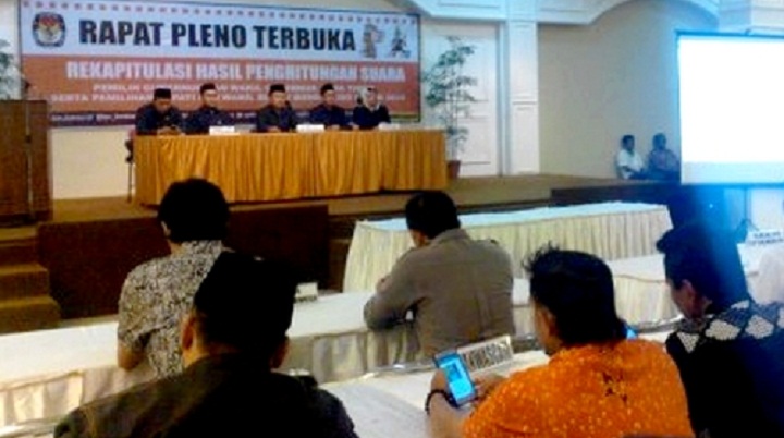 KPU Rapat Pleno Terbuka Rekapitulasi Penghitungan Suara Pilkada Serentak Pilgub Jatim dan Pilbup Bondowoso 2018. (FOTO: NUSANTARANEWS.CO/Saphan)