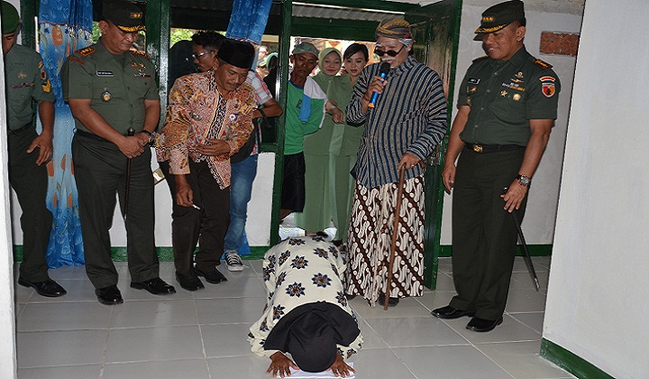 Menjelang HUT Korem 082/CPYJ, Kolonel Arm Budi Suwanto memberikan berbagai kejutan bagi warga Tuban dengan cara rehab rumah mbah Wiji. (FOTO: NUSANTARANEWS.CO/Penrem082/CPYJ)