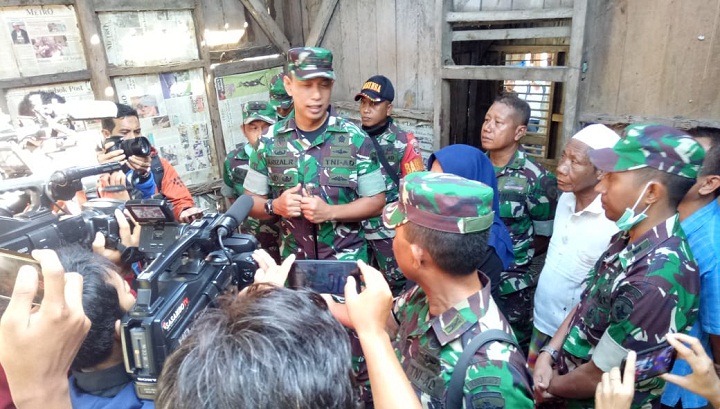 Prajurit TNI AD Rehab Rumah Lalu Muhammad Zohri di Dusun Karang Pengsor Kecamatan Pemenang Kabupaten Lombok Utara. (FOTO: NUSANTARANEWS.CO/Singgih Pambudi Arinto)