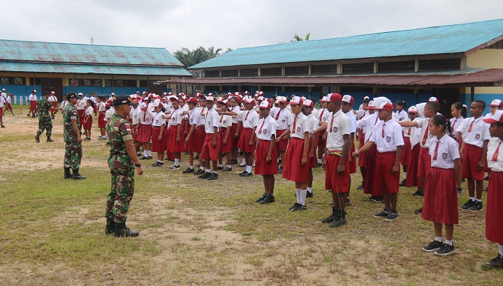 Satgas Raider 500Sikatan Gembleng Peserta Masa Orientasi Siswa di SLTPN 1, Tanah Merah, Distrik Mandobo, Kabupaten Boven Digoel, Papua. (FOTO: NUSANTARANEWS.CO/Sidik Wiyono)