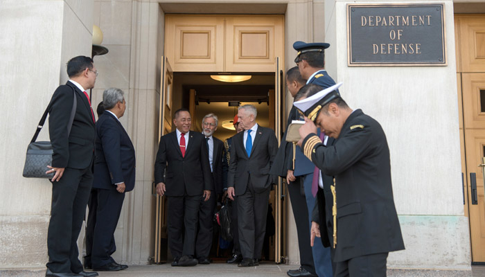 Ryamizard Ryacudu Bersama James N. Mattis Berjalan Beriringan Saat Keluar Dari Pentagon. (Foto Dok. DoD Oleh Army Sgt. Amber I. Smith)