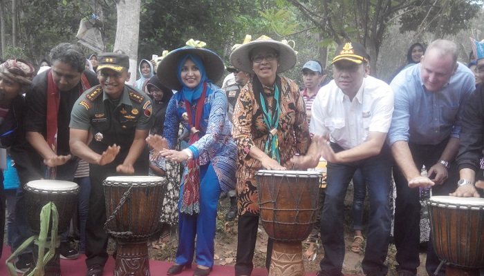 seni budaya jember, jember, komunitas jember, komunitas tanoker, ledokombo, kabupaten jember, fastival engrang, bupati jember, yohana yembise, budaya jember, nusantaranews, nusantara news