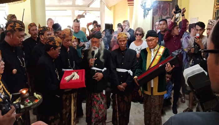 kabupaten sumenep, pusaka keraton, keraton sumenep, bupati sumenep, pusaka keraton sumenep, acara penjamasan, jasman sumenep, kirab sumene, pusaka asli sumenep, pusaka sumenep, buya Busyro Karim, visit sumenep, nusnataranews, nusantara news, nusantara