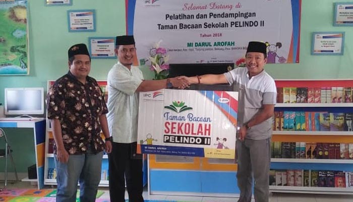 Penyerahan Bantuan Taman Bacaan Pelindo II