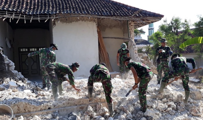 Kedekatan TNI dan rakyat di Kepulauan Sapudi. (FOTO: NUSANTARANEWS.CO/Agung Prasetyo Budi)