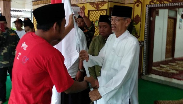 Suasana Hening kemudian disusul isak tangis mengiringi penyerahan Pataka Kirab Satu Negeri dari Ketua PC Ansor Kendal Muhammad Ulil Amri kepada Mustasyar PBNU KH Dimyati Rois di Ponpes Al Fadlu, Kaliwungu, Jumat (5/10) sore. (Foto: Sulhanuddin)