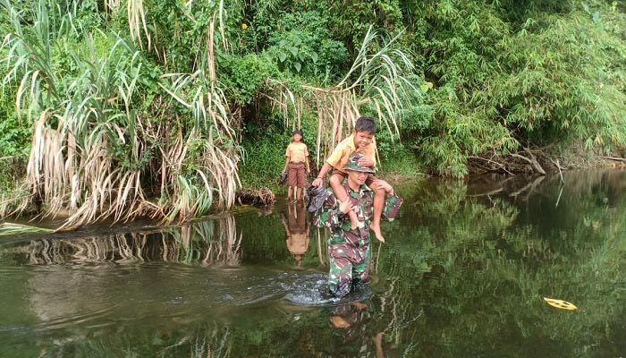 satgas pamtas, kapuas hulu, perbatasan indonesia-malaysia, batalyon 320/badak putih, pos pamtas klawik, desa labian irang, batang lupar, nusantara, nusantara news, nusantaranews, prajurit tni