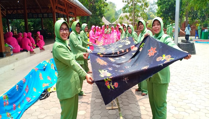 hari batik nasional, mbatik massal, dharma pertiwi mojokerto, hut tni, kodim mojokerto