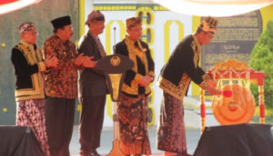 joko widodo, presiden indonesia, radja adipati arief natadiningrat, gubernur jatim, soekarwo, bupati sumenep, abuya busyro karim, fkma, festival keraton, masyarakat adat asia, nusantaranews, nusantara news, nusantara