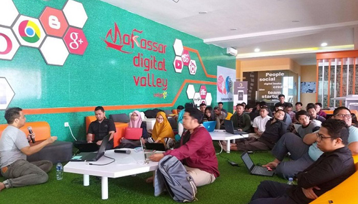 Guna memenuhi kebutuhan talent digital dan startup di Indonesia, Telkom menjalankan program pengembangan ekosistem startup digital ‘’Indigo Creative Nation’’. Terdapat lima tahap dalam proses pengembangan ekosistem digital dalam program Indigo, diantaranya Nurturing Creativity, Talent Scouting, Incubation, Acceleration, dan Commerce. Dalam setiap prosesnya, Telkom juga menyiapkan berbagai fasilitas diantaranya Creative Camp sebanyak 18 titik di seluruh Indonesia, 4 Creative Center yang tersebar di Bandung, Jakarta, Jogja, dan Makassar, serta Creative Capital yaitu perusahaan pemodalan digital MDI yang juga bekerjasama dengan perusahaan Y Combinator di Silicon Valey. (Foto: Istimewa)