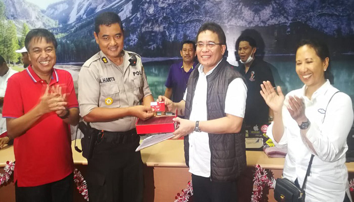 Direktur Utama Telkom Alex J. Sinaga (kedua dari kanan) secara simbolis memberikan bantuan TelkomGroup 1000 simcard simPati kepada Kabid TI Polda Sulteng AKBP M. Haritsuddin (kedua dari kiri) yang disaksikan oleh Menteri BUMN RI Rini M Soemarno (paling kanan) dan Direktur Network Telkomsel Bob Apriawan (paling kiri) di Integrated Operation Center (IOC) Kantor Wilayah Telkom Palu, Sulawesi Tengah, (3/10). Bantuan simcard simPati dari TelkomGroup ditujukan untuk membantu Polda dan relawan dalam berkomunikasi di wilayah terdampak gempa di Sulawesi Tengah. (Foto: Istimewa)