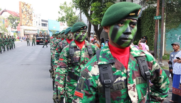 parade kolone senapan, prajurit tni, tni surabaya, warga kota surabaya, kota surabaya, karnaval hari pahlawan, raider 500 sikatan, nusantaranews, nusantara, nusantara news, nusantaranewsco, kota pahlawan, prajurit infanteri, parade kolone senjata