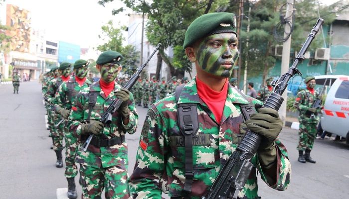 parade kolone senapan, prajurit tni, tni surabaya, warga kota surabaya, kota surabaya, karnaval hari pahlawan, raider 500 sikatan, nusantaranews, nusantara, nusantara news, nusantaranewsco, kota pahlawan, prajurit infanteri, parade kolone senjata