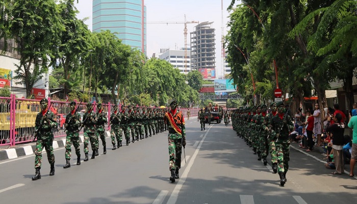 parade kolone senapan, prajurit tni, tni surabaya, warga kota surabaya, kota surabaya, karnaval hari pahlawan, raider 500 sikatan, nusantaranews, nusantara, nusantara news, nusantaranewsco, kota pahlawan, prajurit infanteri, parade kolone senjata