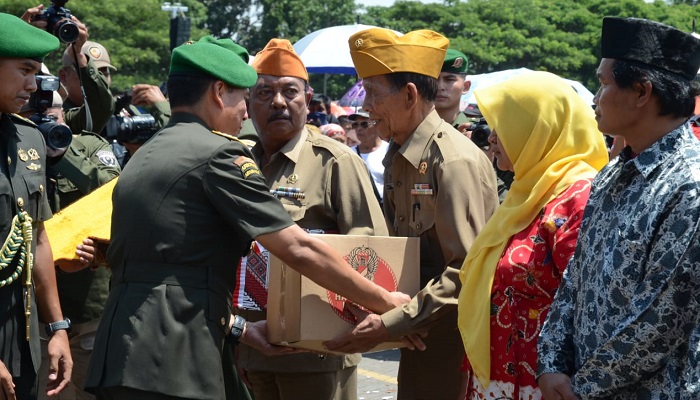 paket sembako gratis, puncak peringatan hjk, tentara dan rakyat, wakasad, tatang sulaiman, kemanunggalan tni-rakyat, warga ambarawa, lapangan ambarawa, palagan ambarawa, nusantaranews, kasad, bakti sosial tni