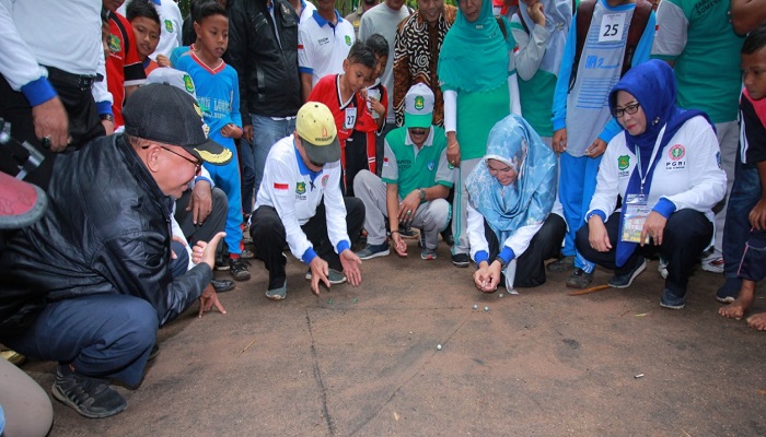 permainan tradisional, disdik sumenep, lomba permainan lokal, bupati sumenep, abuya busyro karim, nusantaranews, permainan lokal sumenep, kabupaten sumenep