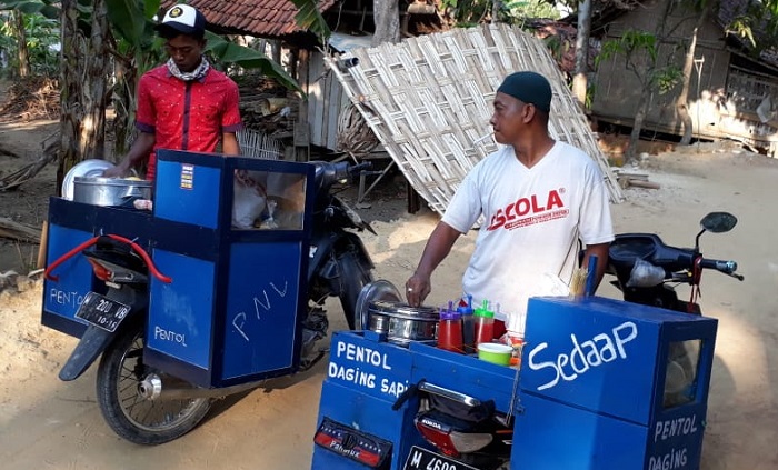 Dua karyawan melakukan persiapan pemberangkatan penjualan pentol keliling. (FOTO: NUSANTARANEWS.CO/Kafi Hidayat)