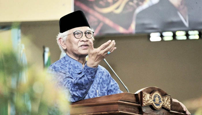 KH A Mustofa Bisri alias Gus Mus saat menyampaikan pidato kebudayaan pada Muktamar Sastra 2018 di Pondok Pesantren Salafiyah Syafi'iyah Situbondo, Rabu (18/12/2018).