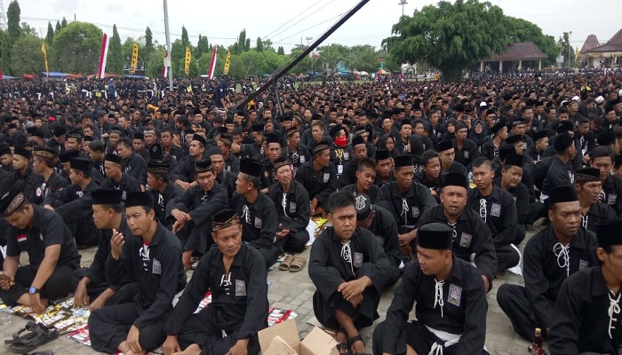 Ribuan pendekar silat Persudaraan Setia Hati Terate (PSHT) Cabang Ponorogo untuk kedua kalinya mengikuti Kegiatan Bumi Reyog Berdzikir (BRB). (Foto: Muh Nurcholis)