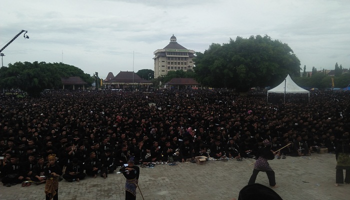 Ribuan pendekar silat Persudaraan Setia Hati Terate (PSHT) Cabang Ponorogo untuk kedua kalinya mengikuti Kegiatan Bumi Reyog Berdzikir (BRB). (Foto: Muh Nurcholis)