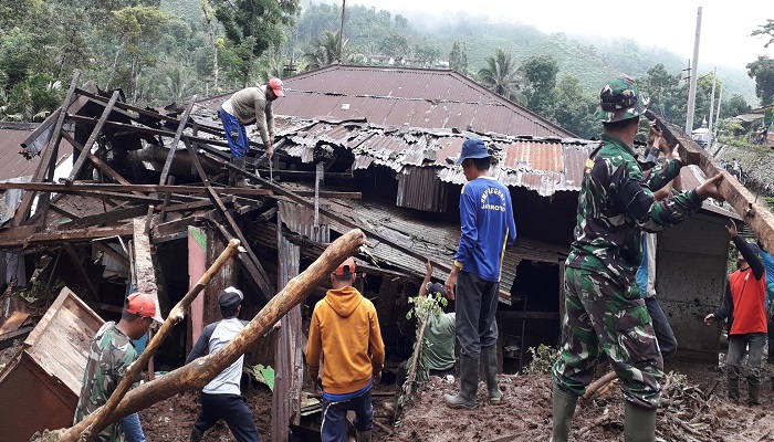 penanggulangan bencana, tanah longsor, kodim jember, gunung gambir, kabupaten jember, nusantaranews