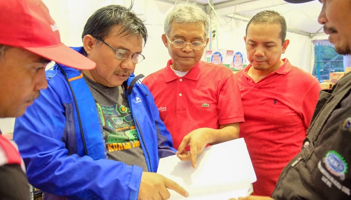 Direktur Network & IT Solution Telkom Zulhelfi Abidin (tengah) bersama Wakil Koordinator Lapangan Posko BUMN Peduli dari PT Krakatau Steel Edi Cawarman (kedua dari kiri), EVP Telkom Regional II Area Jakarta, Banten, Bogor, Tangerang, Bekasi (Jababotabek) Teuku Muda Nanta (kedua dari kanan), dan General Manager Wilayah Telkom Banten Sonny Hidayat (paling kiri) saat meninjau dan berkoordinasi dalam penyerahan bantuan TelkomGroup untuk korban terdampak bencana tsunami Banten di Posko BUMN Peduli di Kecamatan Labuan, Kabupaten Pandeglang, Senin (24/12). (Foto: Istimewa)