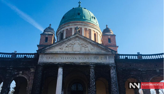 Bangunan Mirogoj Berdiri Kokoh di Zagreb Dengan Arsitektur Yaang Indah. Mirogoj Merupakan Sebuah Pemakaman Paling Menakjubkan di Dunia. Disini Terdapat Makam Dari Berabagai Lintas Agama. (Foto Dok. NUSANTARANEWS.CO)