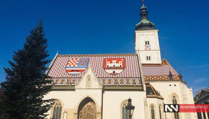 St Mark's Church atau Gereja Mark's Church. Didirikan pada Abad 13, Bangunan Berada di Jantung Kota Zagreb. Di Depannya Terdapat Sebuah Ruang Terbuka Semacam Alun-Alun. St Mark's Church ini Menjadi Ikon Kota Tua Zagreb. (Foto Dok. NUSANTARANEWS.CO)