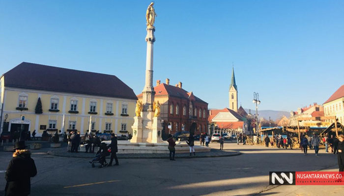  Sebuah Monumen Patung Maria Menjulang Tinggi di Kelilingi 4 Malaikat Terletak di Sebuah Lapangan Kaptol di Kota Zagreb. (Foto Dok. NUSANTARANEWS.CO)