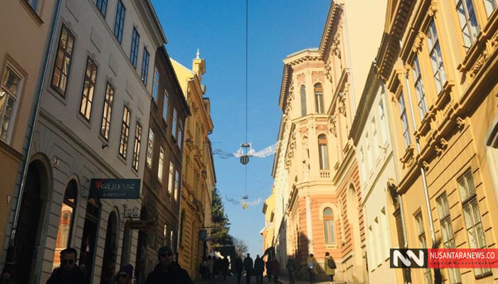 Pemandangan di Sebuah Jalanan Kota Tua di Zagreb. Kanan Kiri Dikeliling Bangunan Kuno Masih Tampak Sangat Terawat dengan Baik. (Foto Dok. NUSANTARANEWS.CO)