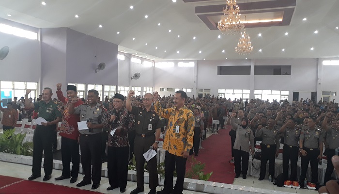 Pemerintah Kabupaten (Pemkab) Sumenep menggelar Deklarasi Damai dan Rapat Koordinasi Kemanan menjelas Pemiliham Umum dan Pemilihan Kepala Desa (Pilkades) Serentak di Kabupaten Sumenep tahun 2019. (Foto: Kafi Hidayat/NUSANTARANEWS.CO)