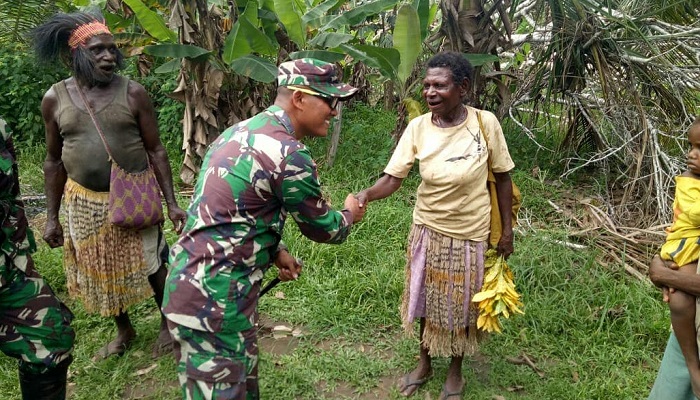 Dansatgas Yonmek 521 DY, Letkol Inf Andi A Wibowo bersama personel kunjungi Kampugn Yakyu, Distrik Sota, Merauke. (Foto: Istimewa)