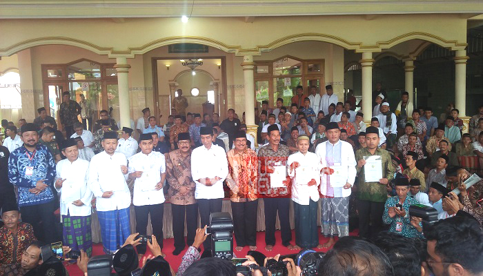 Datang Terlambat, Jokowi Serahkan Sertifikat Tanah Wakaf di Ponorogo, nusantara news