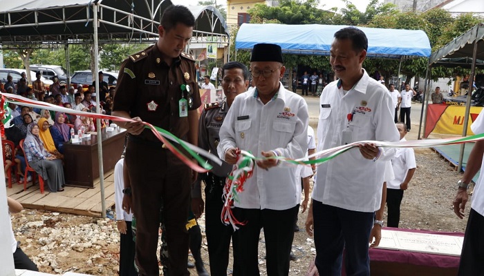 Bupati Sumenep KH Abuya Busyro Karim didampingi Sekretaris Daerah, serta Kepala Disperindag meresmikan tujuh pasar tradisional secara simbolis di pasar rakyat Desa Ganding Kecamatan Ganding Kabupaten Sumenep Madura Jawa Timur, Rabu (30/1/2019). (Foto: Danil Kafi/NUSANTARANEWS.CO)