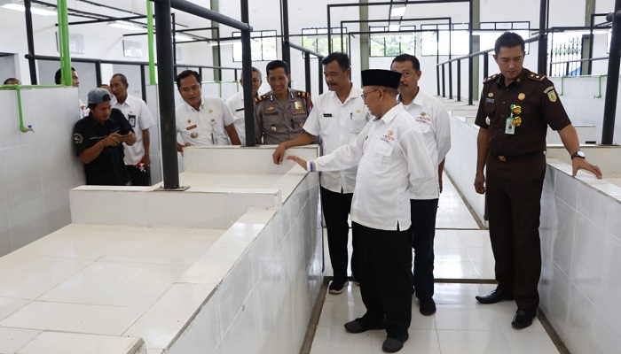 Bupati Sumenep KH Abuya Busyro Karim didampingi Sekretaris Daerah, serta Kepala Disperindag meresmikan tujuh pasar tradisional secara simbolis di pasar rakyat Desa Ganding Kecamatan Ganding Kabupaten Sumenep Madura Jawa Timur, Rabu (30/1/2019). (Foto: Danil Kafi/NUSANTARANEWS.CO)