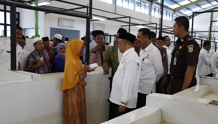 Bupati Sumenep KH Abuya Busyro Karim didampingi Sekretaris Daerah, serta Kepala Disperindag meresmikan tujuh pasar tradisional secara simbolis di pasar rakyat Desa Ganding Kecamatan Ganding Kabupaten Sumenep Madura Jawa Timur, Rabu (30/1/2019). (Foto: Danil Kafi/NUSANTARANEWS.CO)