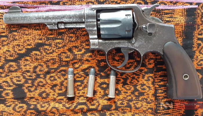 Pistol Jenis Revolver Milik Warga Eben NTT Diserahkan ke Pistol Jenis Revolver Milik Warga Eben NTT Diserahkan ke Satgas Pamtas RI-RDTL (Foto Dispenad untuk NUSANTARANEWS.CO)