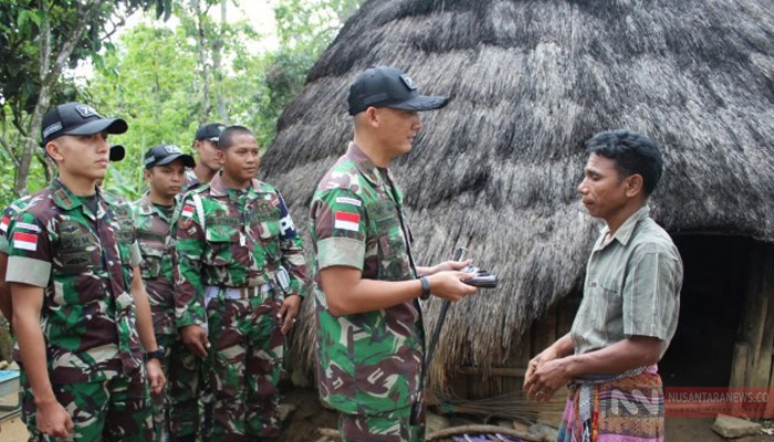 Salah Seorang Warga Eben NTT Serahkan Pistol Jenis Revolver ke Satgas Pamtas RI-RDTL (Foto Dispenad untuk NUSANTARANEWS)