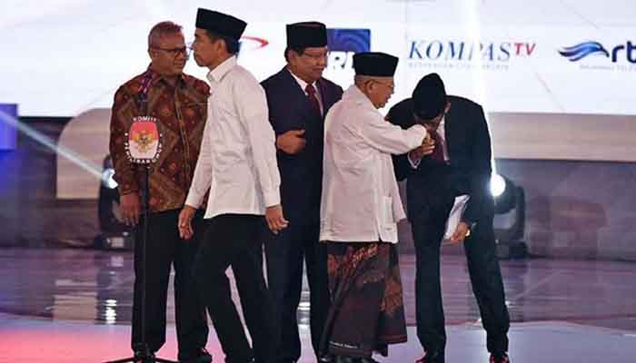 Sandiaga Uno Cium Tangan Kiai Ma'ruf Amin Seusai Debat Capres Cawapres 2019 pada Kamis, 17 Januari 2019 di Hotel Bidakara, Jakarta (Foto ANTARA/Sigid Kurniawa)