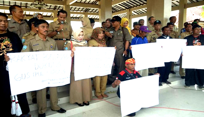 Contoh Kasus: Aparatur Sipil Negara (ASN) atau PNS Ponorogo deklarasi dukungan kepada calon kepala daerah di Pilgub Jawa Timur 2018, Selasa (9/1/2018). (Foto: Dok. NUSANTARANEWS.CO/Ilustrasi)