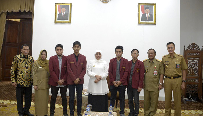 Gubernur Jatim, Khofifah Indar Parawansa mengapresiasi Ikatan Mahasiswa Muhammadiyah (IMM) yang memiliki kepedulian terhadap lingkungan, khususnya terkait limbah yang ada di Jawa Timur, Selasa (26/2/2019). (Foto: Setya N/NUSANTARANEWS.CO)