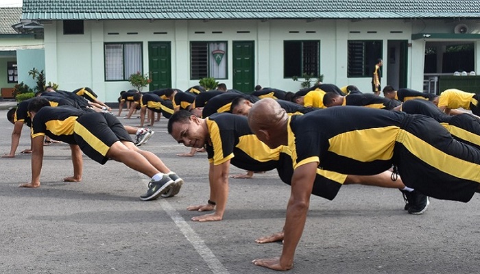 Pasiops Rem 081/DSJ Pimpin Penguatan Otot Perut, Tangan dan Kaki. (FOTO: NUSANTARANEWS.CO/Pen81)