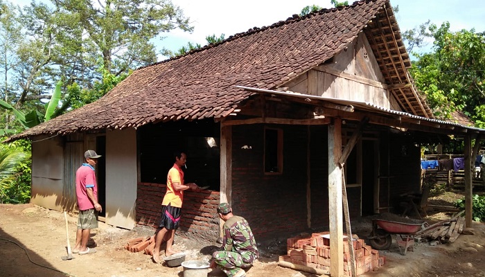 rumah tidak layak huni, renovasi rumah, rlth, madiun, babinsa, nusantara news